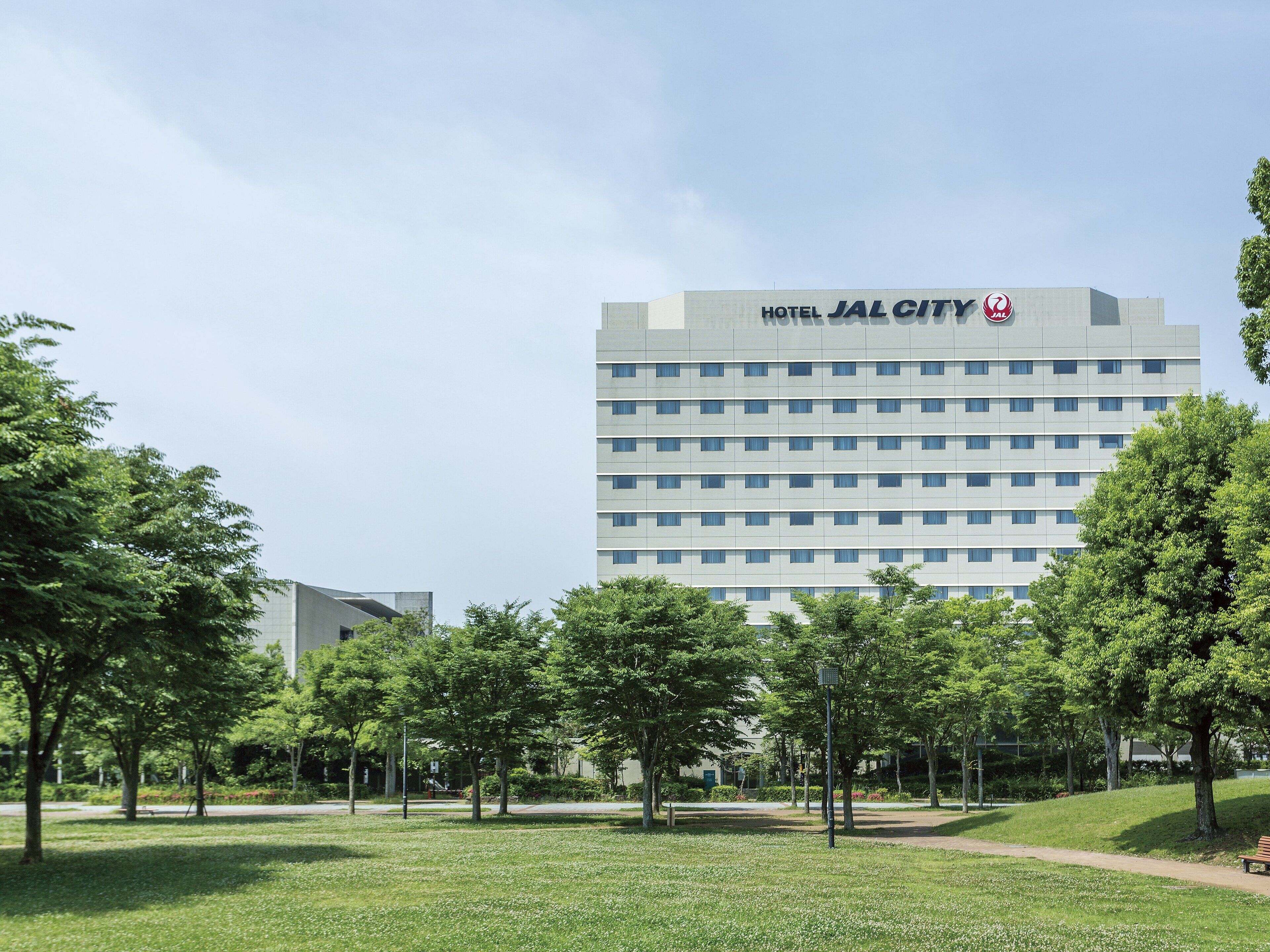 Un hôtel moderne appelé « Hotel Jal City », doté d’un toit plat et de nombreuses fenêtres.