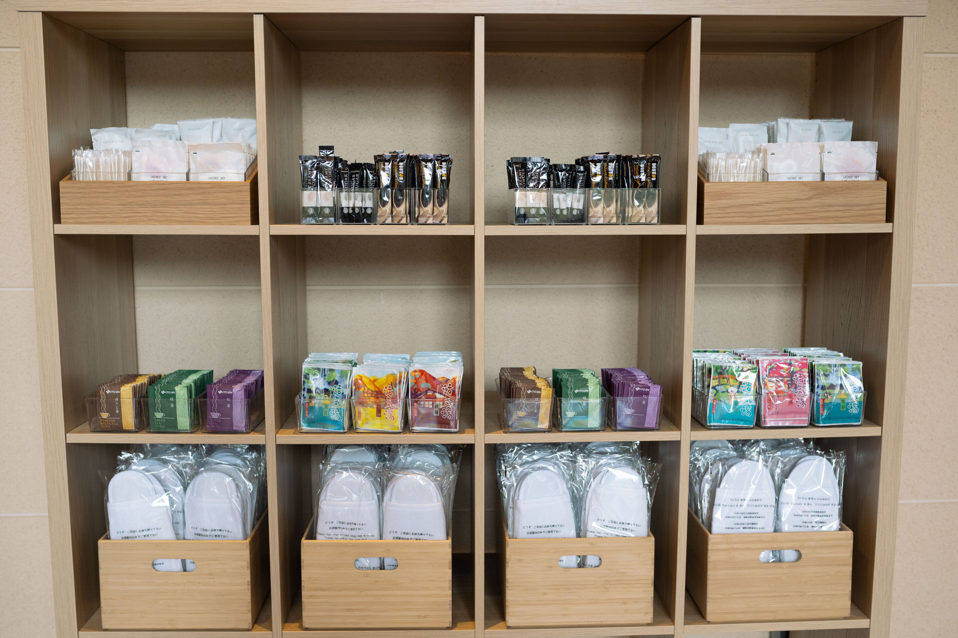 Une étagère bien rangée, où sont présentés divers produits emballés, notamment des bocaux et des boîtes, probablement à la vente ou à titre d’exposition.