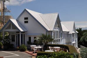 Vista frontal de la propiedad