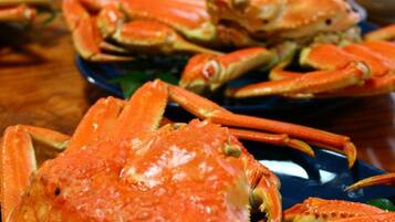 Un tavolo con diversi granchi cotti.
