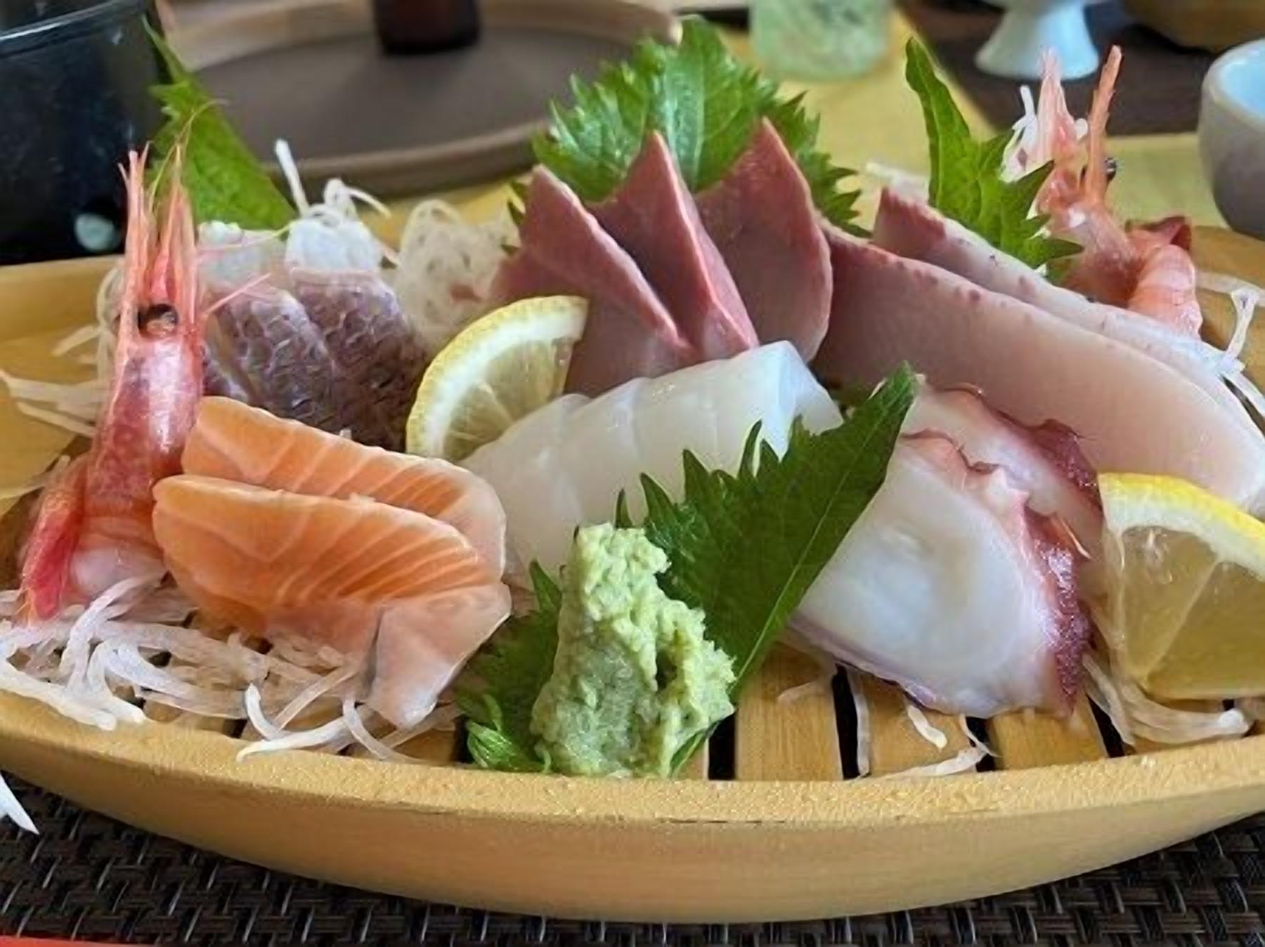 Uma seleção de frutos do mar com diversos tipos de peixe e acompanhamentos.