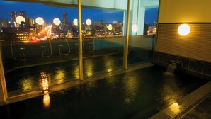 A wet floor in a hotel room with a view of a cityscape at night. - Hotel Meijiya (Hamamatsu)