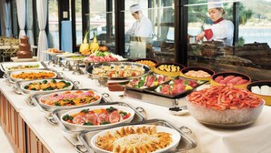 A buffet with various food items, including seafood, salads, and meats. - Hotel Green Plaza Hamanako (Hamamatsu)