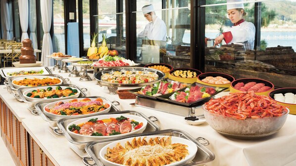 A buffet with various food items, including seafood, salads, and meats. - Hotel Green Plaza Hamanako (Hamamatsu)
