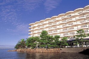 A multi-story hotel with balconies, located near a body of water. - Hotel Green Plaza Hamanako (Hamamatsu)