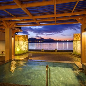 A spa area with a view of a body of water and mountains at dusk. - Hotel Green Plaza Hamanako (Hamamatsu)