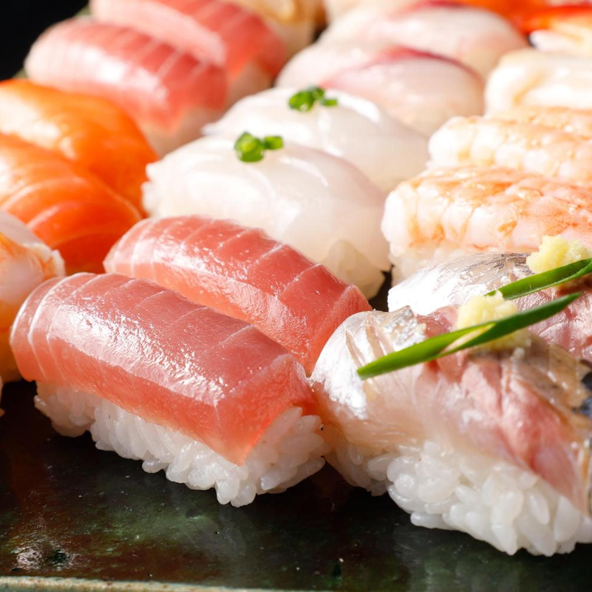Une assiette contenant différents types de sushis enroulés.