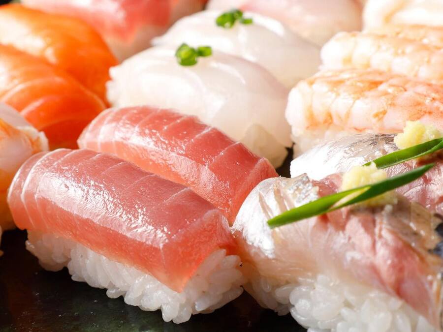 Une assiette contenant différents types de sushis enroulés.