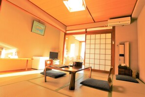 Japanese Style Room | In-room safe, desk, free WiFi
