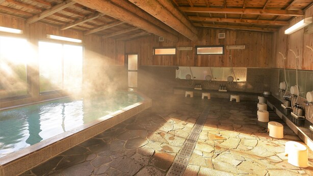 Un bain traditionnel en bois, doté d’un sol en pierre, d’une source d’eau chaude et d’un espace sauna.