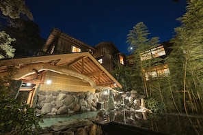 Luksusvilla | Bad | Kombinert dusj/badekar, kildevannsbadekar og toalettartikler (inkludert)