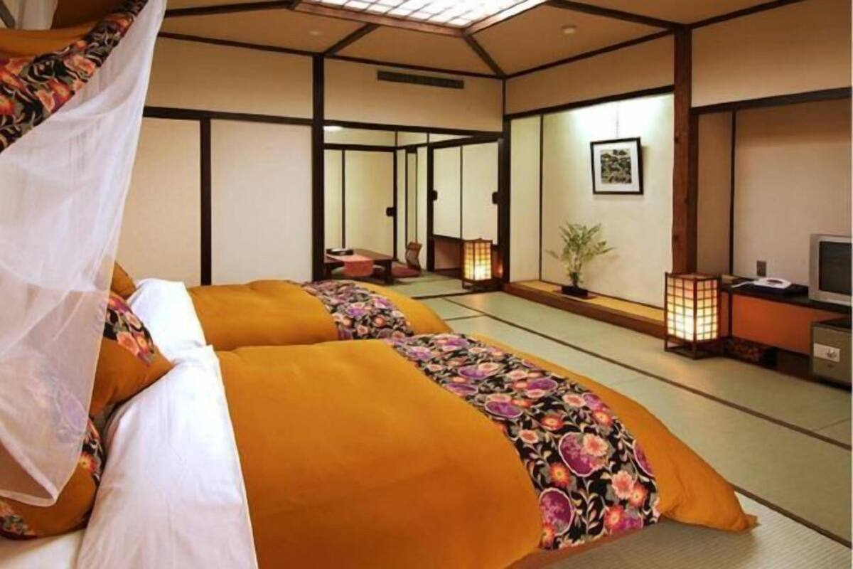 Caja fuerte, tabla de planchar con plancha, wifi gratis y ropa de cama