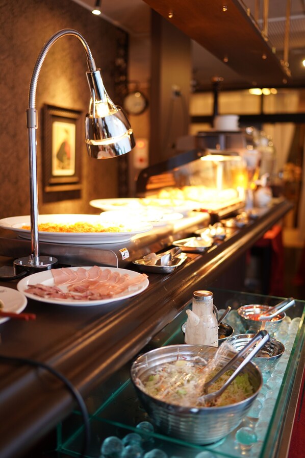 Daily buffet breakfast (JPY 1100 per person)