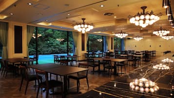 4 restaurants, serveren diner