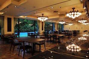 4 restaurants, dinner served