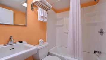 Combined shower/bathtub, free toiletries, hair dryer, towels