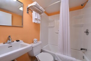 Ducha y bañera combinadas y artículos de higiene personal gratuitos