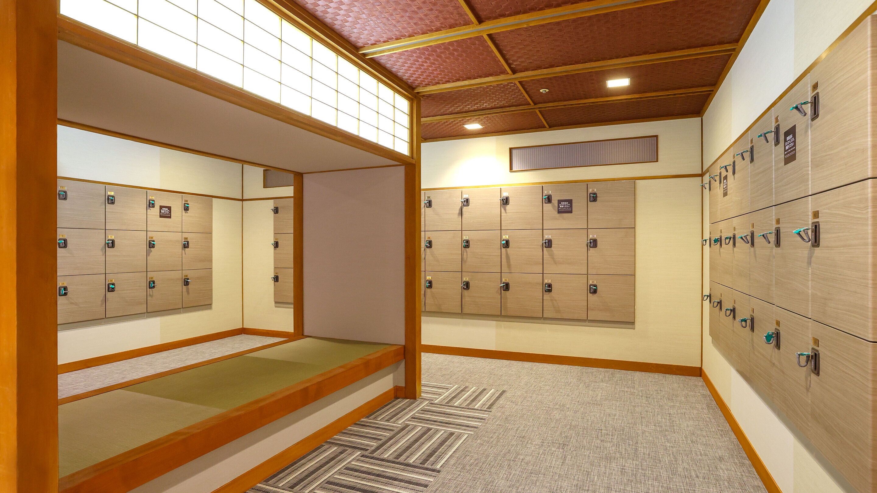 Ein Hotelzimmer mit traditioneller japanischer Einrichtung, inklusive Tatami-Böden und Shoji-Schiebetüren.