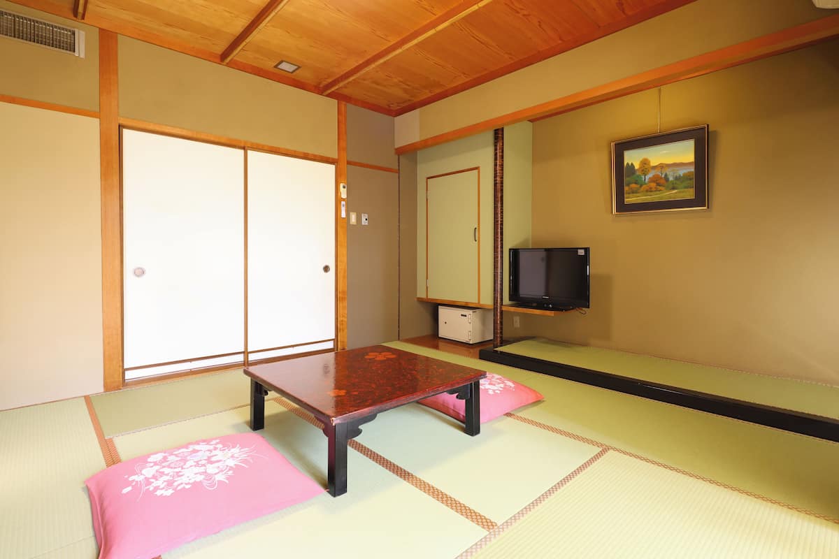 Economy Japanese-Style-Room with 8 Tatami mats - Shared Bathroom - Non-Smoking | 1 quarto, individualmente decorados, roupa de cama