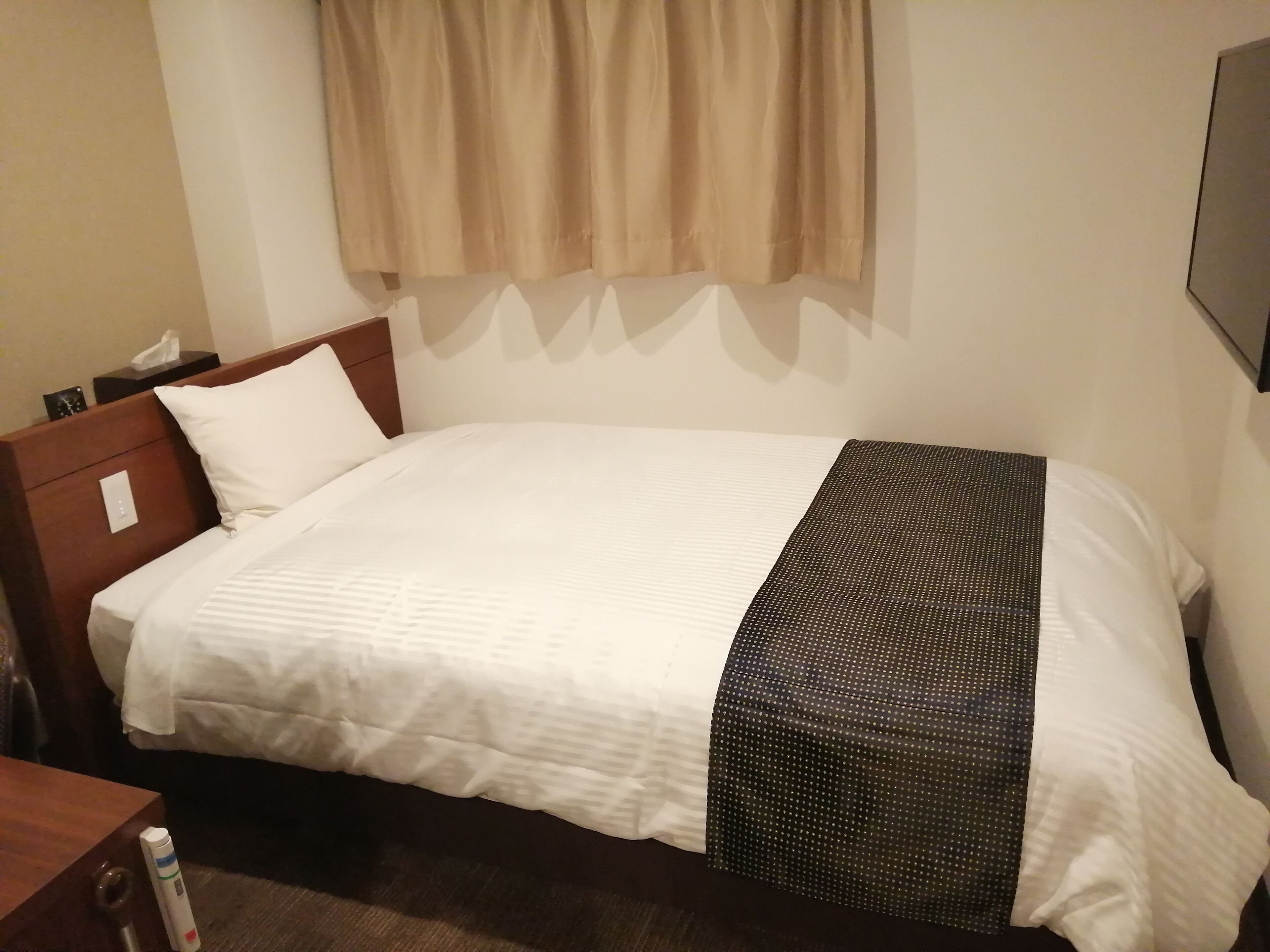 single room | desk, iron/ironing board, free wifi, bed sheets