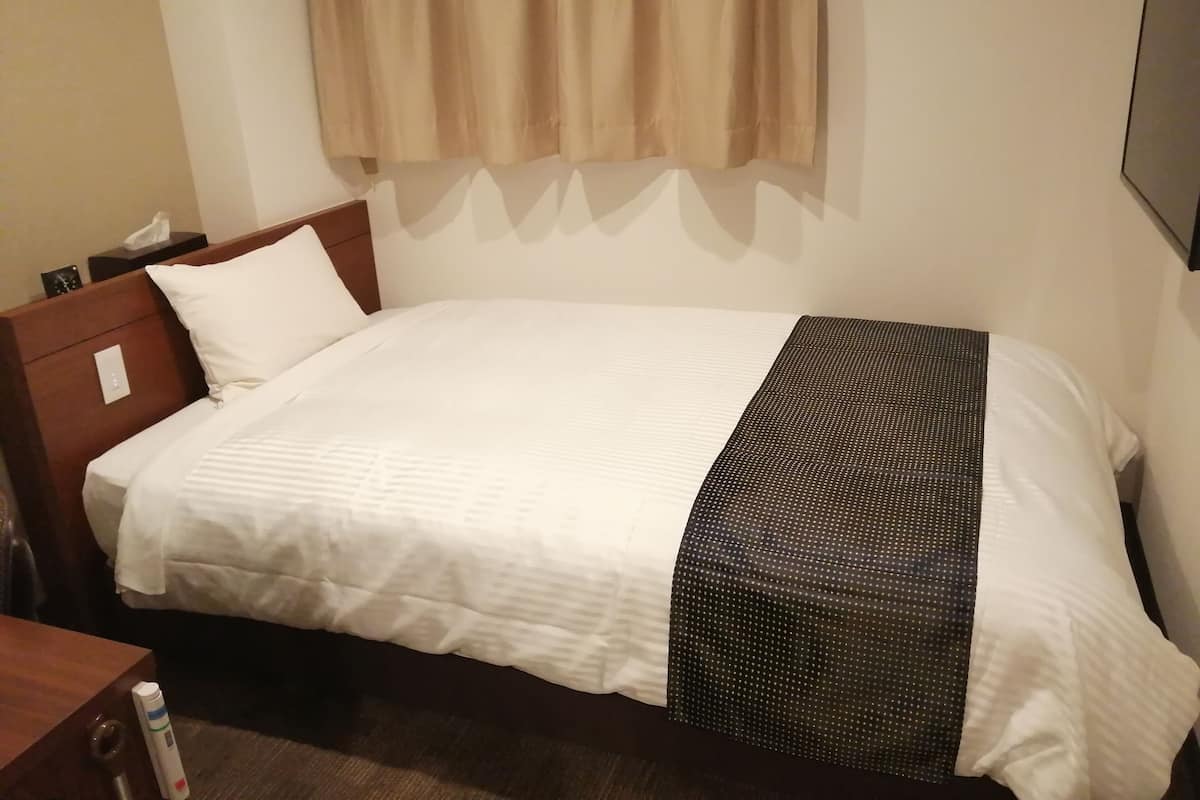 single room | desk, iron/ironing board, free wifi, bed sheets