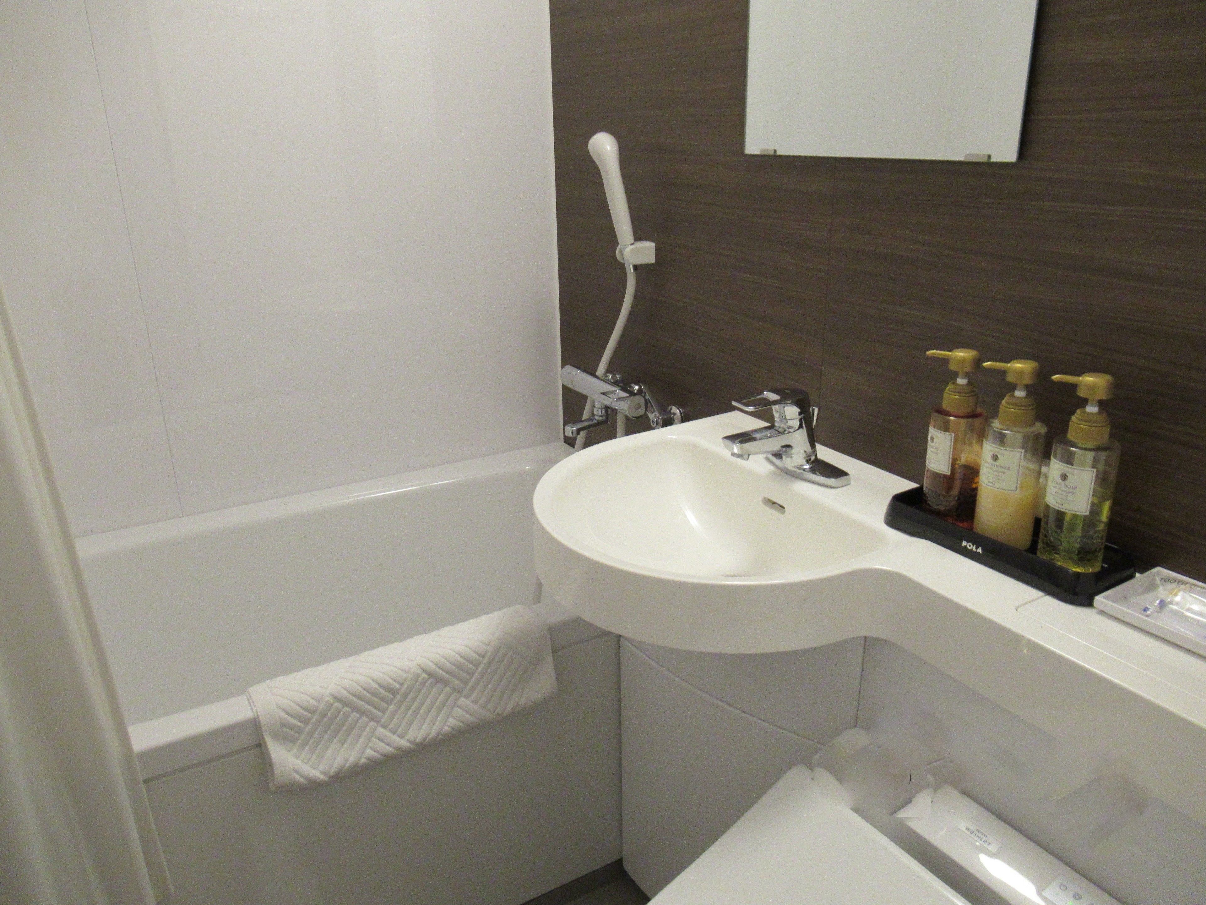 twin room | bathroom | combined shower/bathtub, free toiletries, slippers, towels