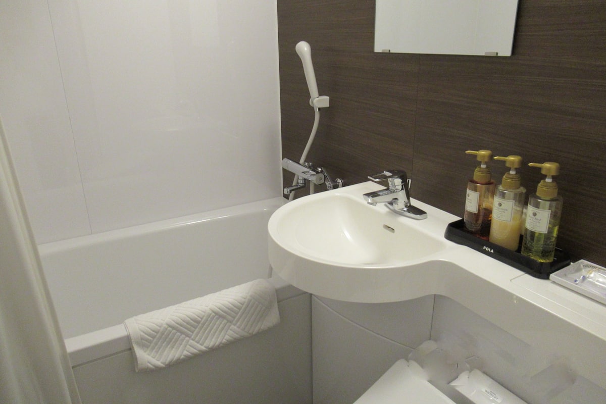 twin room | bathroom | combined shower/bathtub, free toiletries, slippers, towels