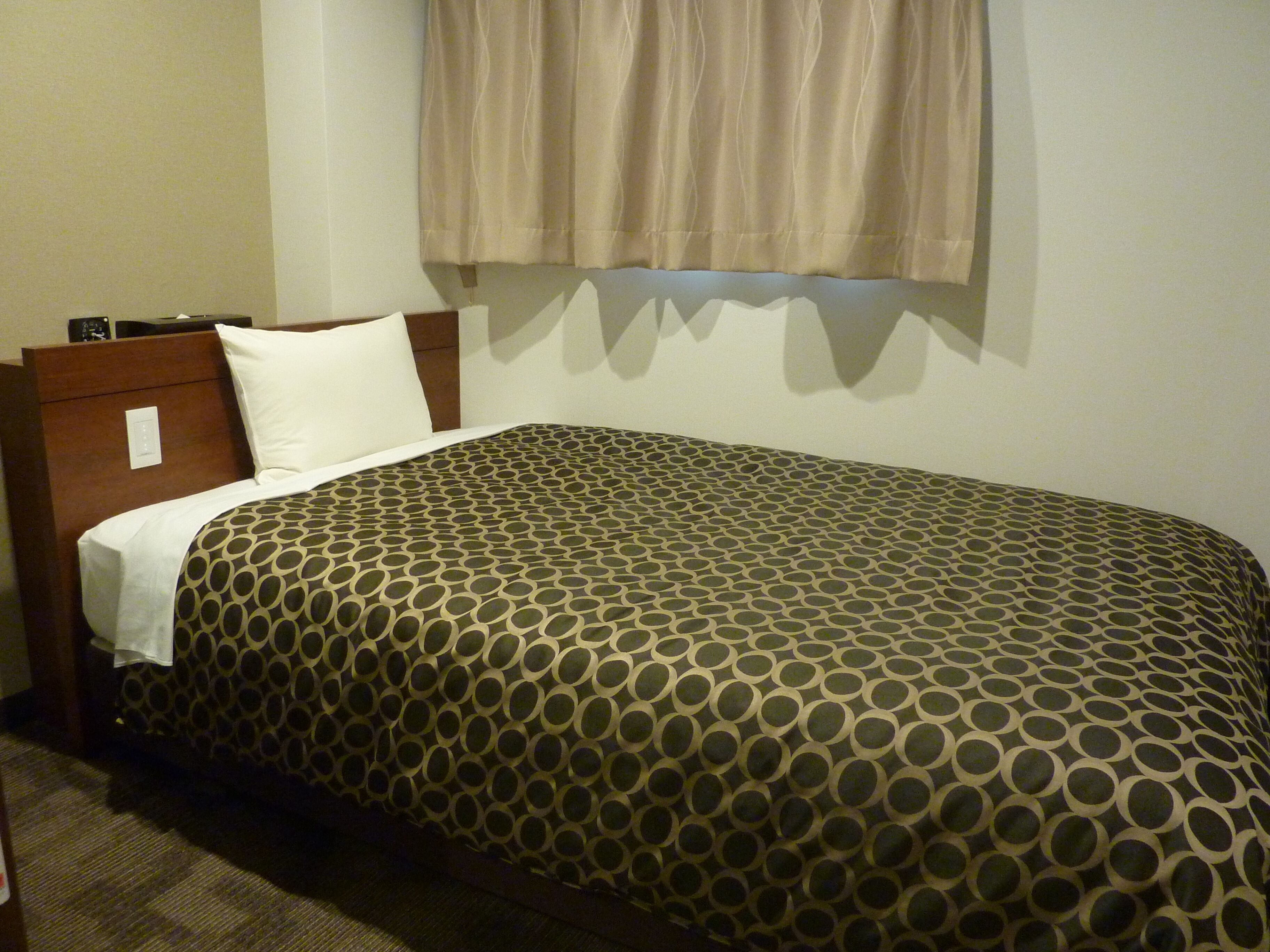 single room | desk, iron/ironing board, free wifi, bed sheets