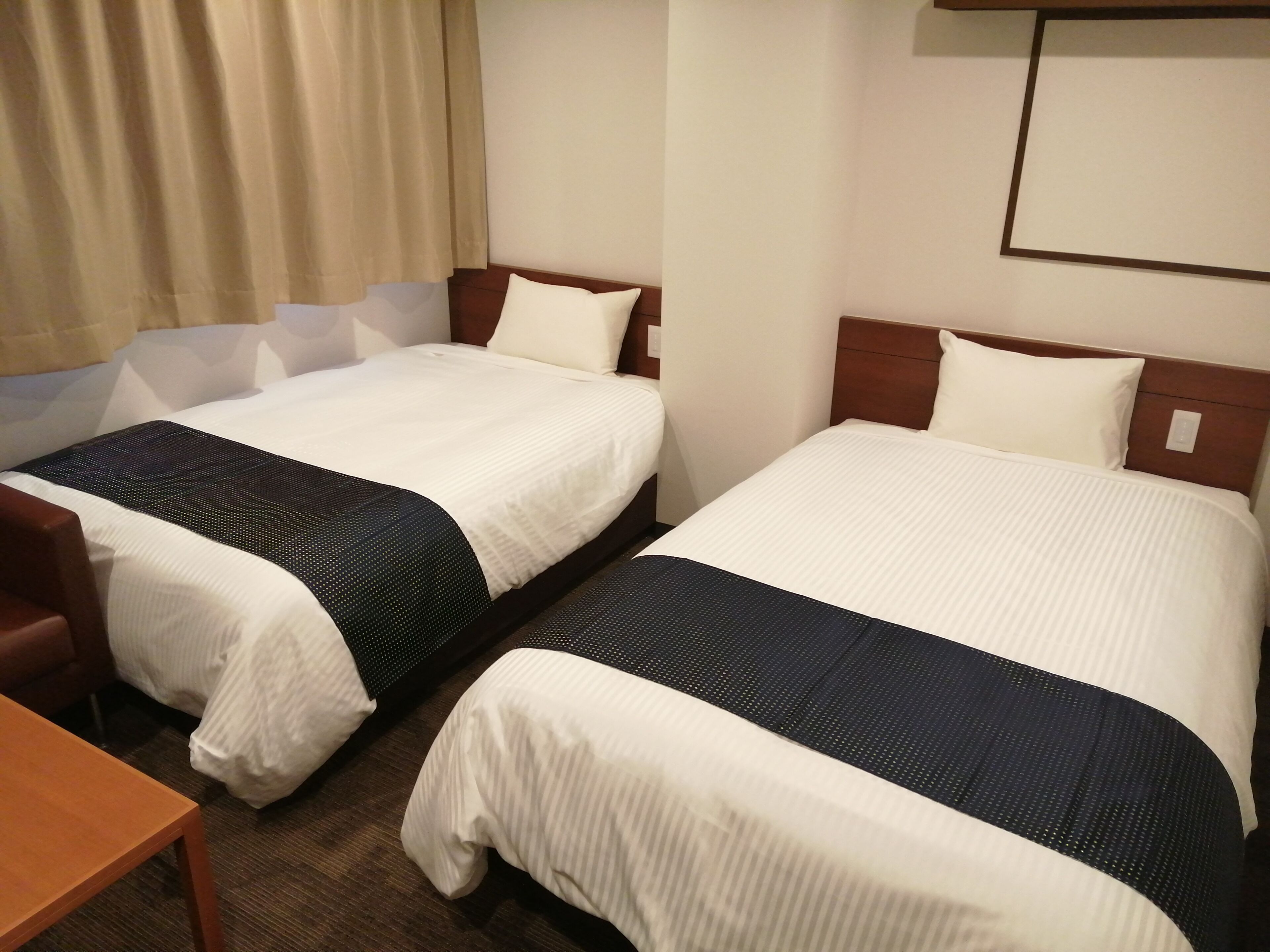 twin room | desk, iron/ironing board, free wifi, bed sheets