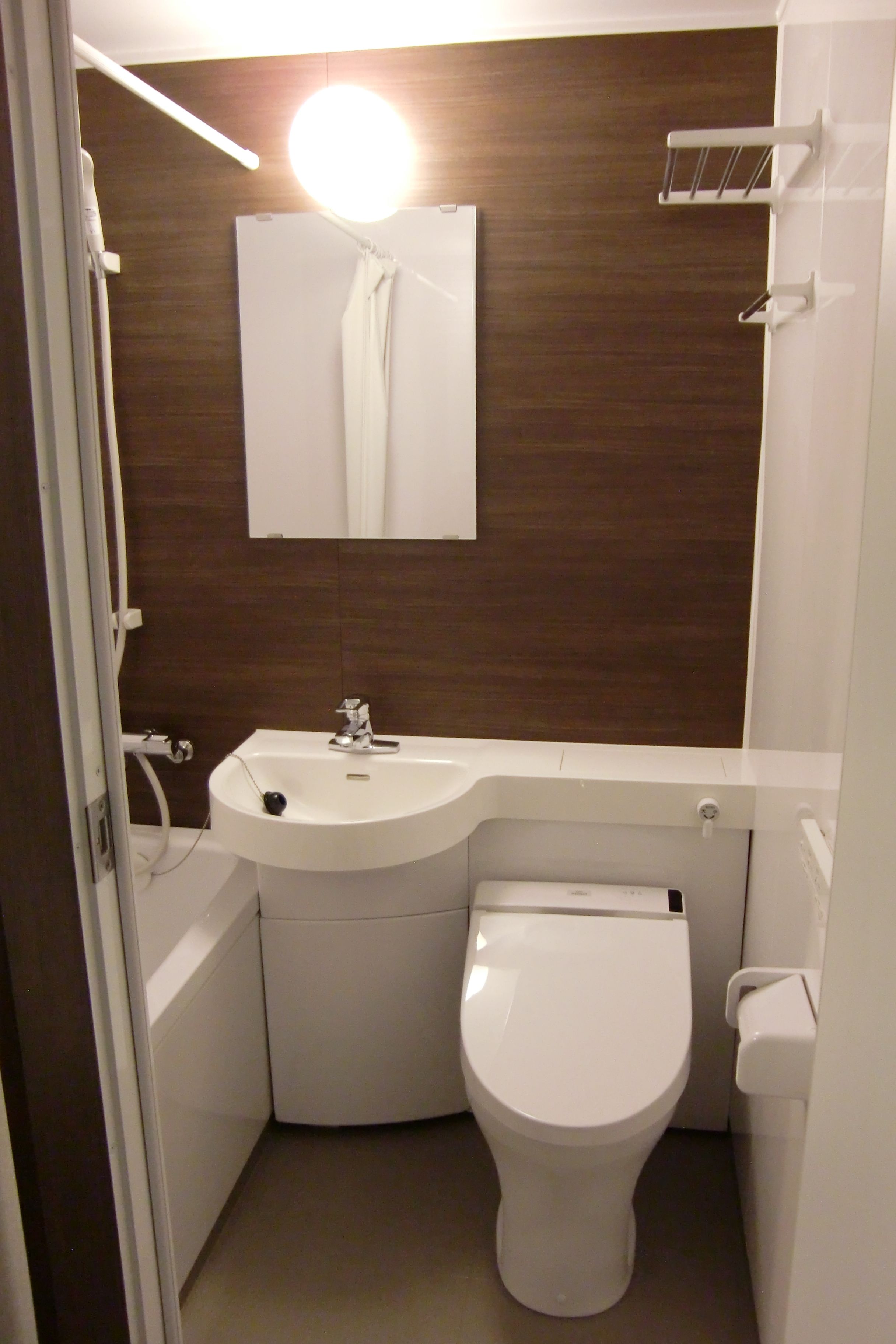 single room | bathroom | combined shower/bathtub, free toiletries, slippers, towels
