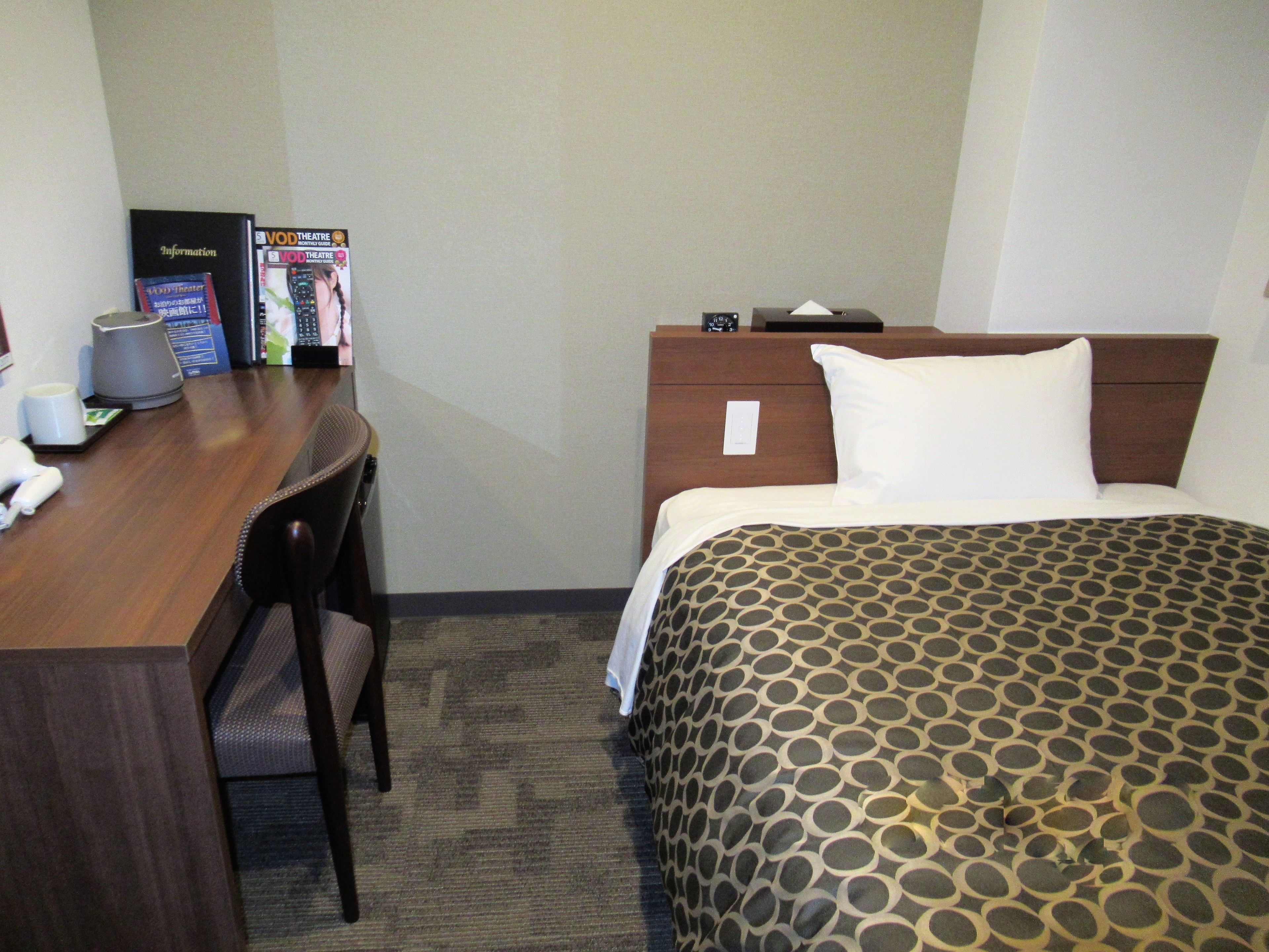 single room | desk, iron/ironing board, free wifi, bed sheets