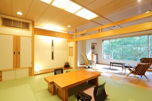 Tavanomainen huone, tupakointi kielletty (Japanese Style with Flooring living) | Ylelliset vuodevaatteet, minibaari, tallelokero huoneessa