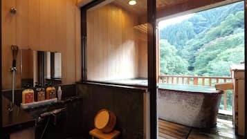 Traditionelt værelse - ikke-ryger (Japanese Style Room with Openair Bath) | Badeværelse | Gratis toiletartikler, hårtørrer, hjemmesko, bidet