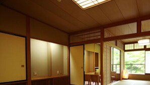 A traditional Japanese room with tatami flooring, a low table, and sliding doors. - Iwaki Yumoto Onsen Ujo No Yado Shintsuta (Iwaki)