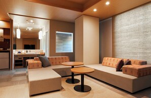 Kamar Tradisional, Bebas Asap Rokok (Western Style) | Brankas dan meja kerja