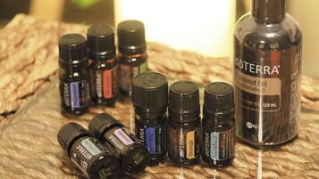 Varias botellas de aceites esenciales sobre una superficie texturizada.