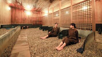 Um onsen japonês tradicional com paredes de madeira e piso ladrilhado.