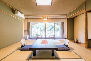 Caja de seguridad en la habitación, cortinas blackout y ropa de cama 