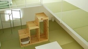 A room with a bunk bed, a small wooden table, and a chair. - Ohenroyado Tabibito no Yado Kaze no Kuguru (Zentsuji)