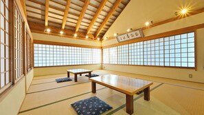 A traditional tatami mat room with wooden beams, tatami flooring, and shoji screens. - Kochi Kuroshio Hotel (Konan)
