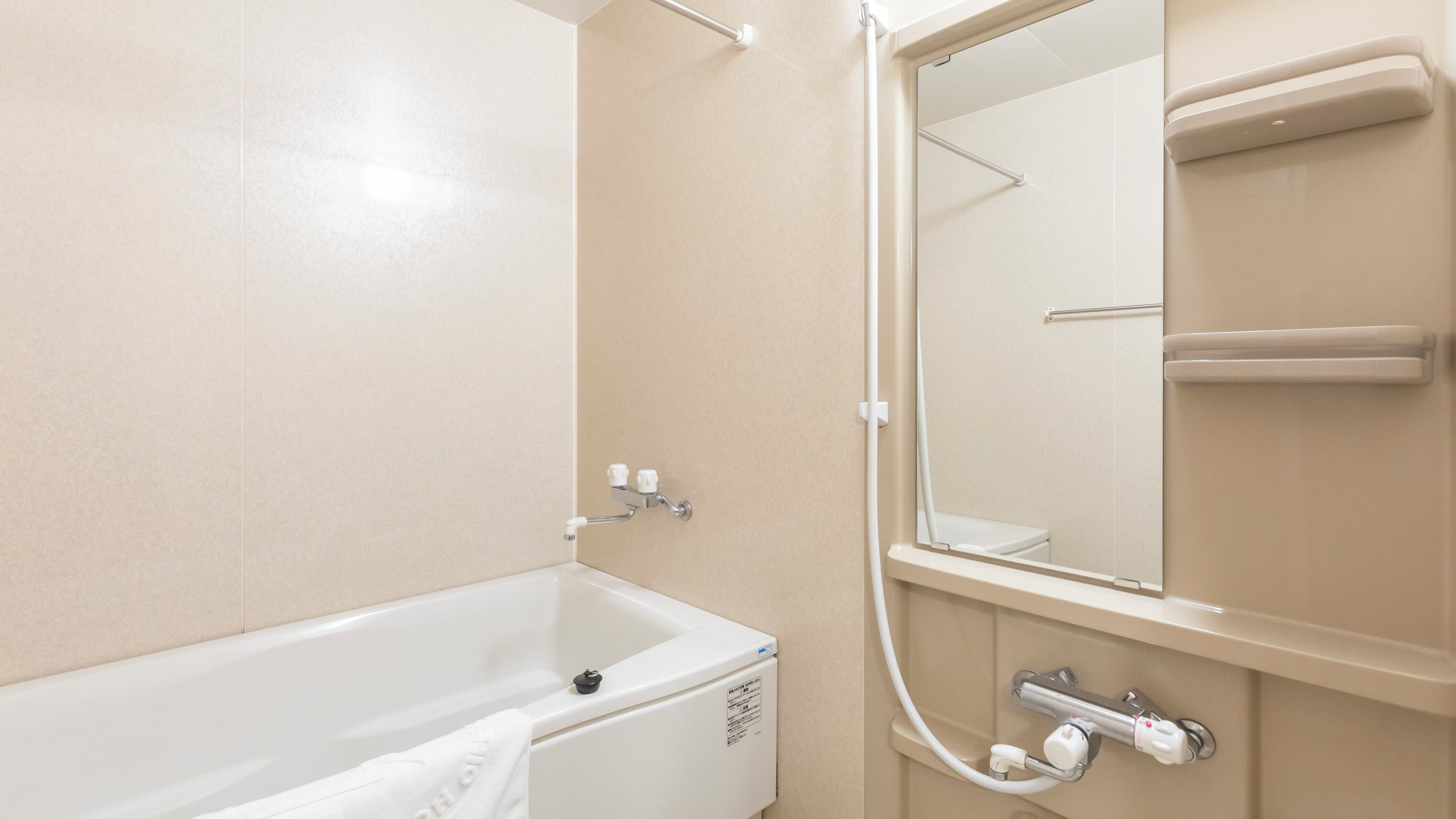 Un baño con bañera, ducha y espejo.