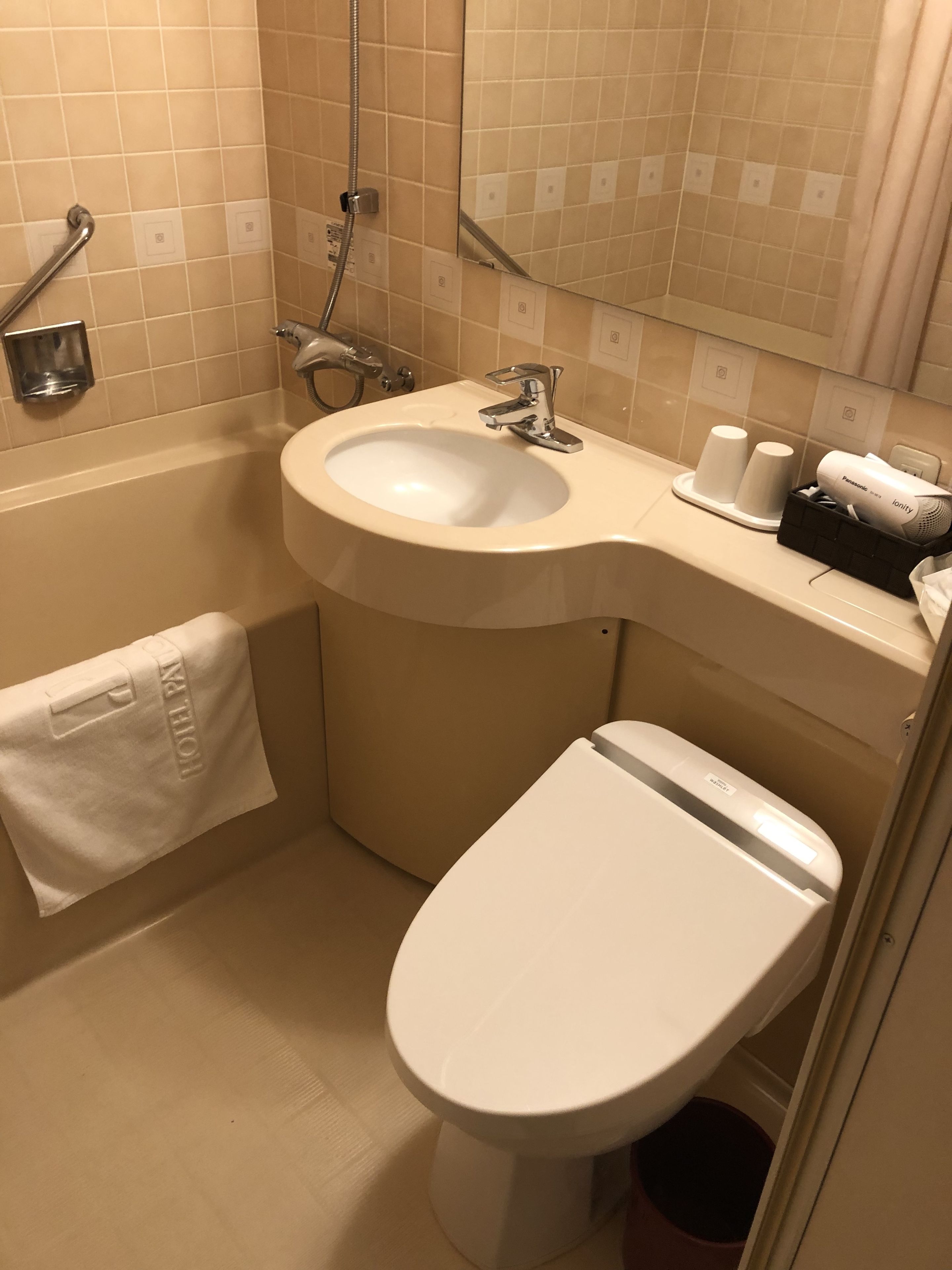 combined shower/bathtub, deep-soaking bathtub, free toiletries