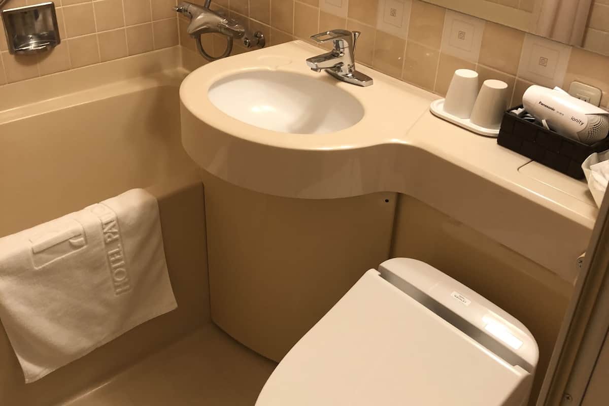 combined shower/bathtub, deep-soaking bathtub, free toiletries