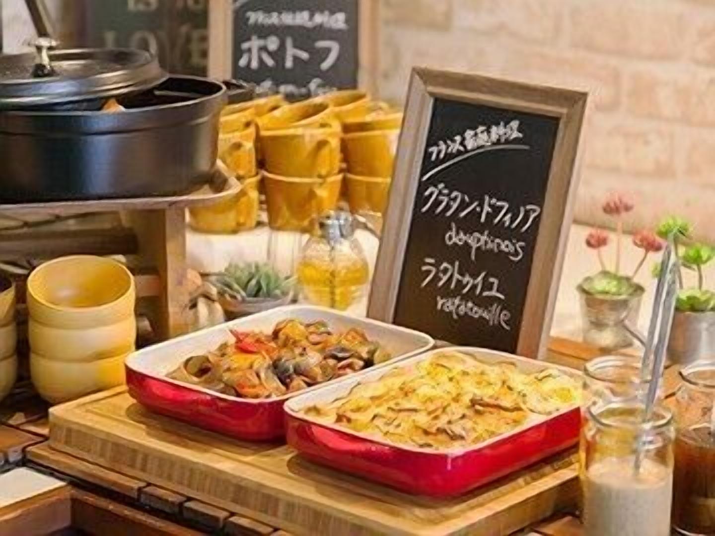 daily buffet breakfast (jpy 900 per person)