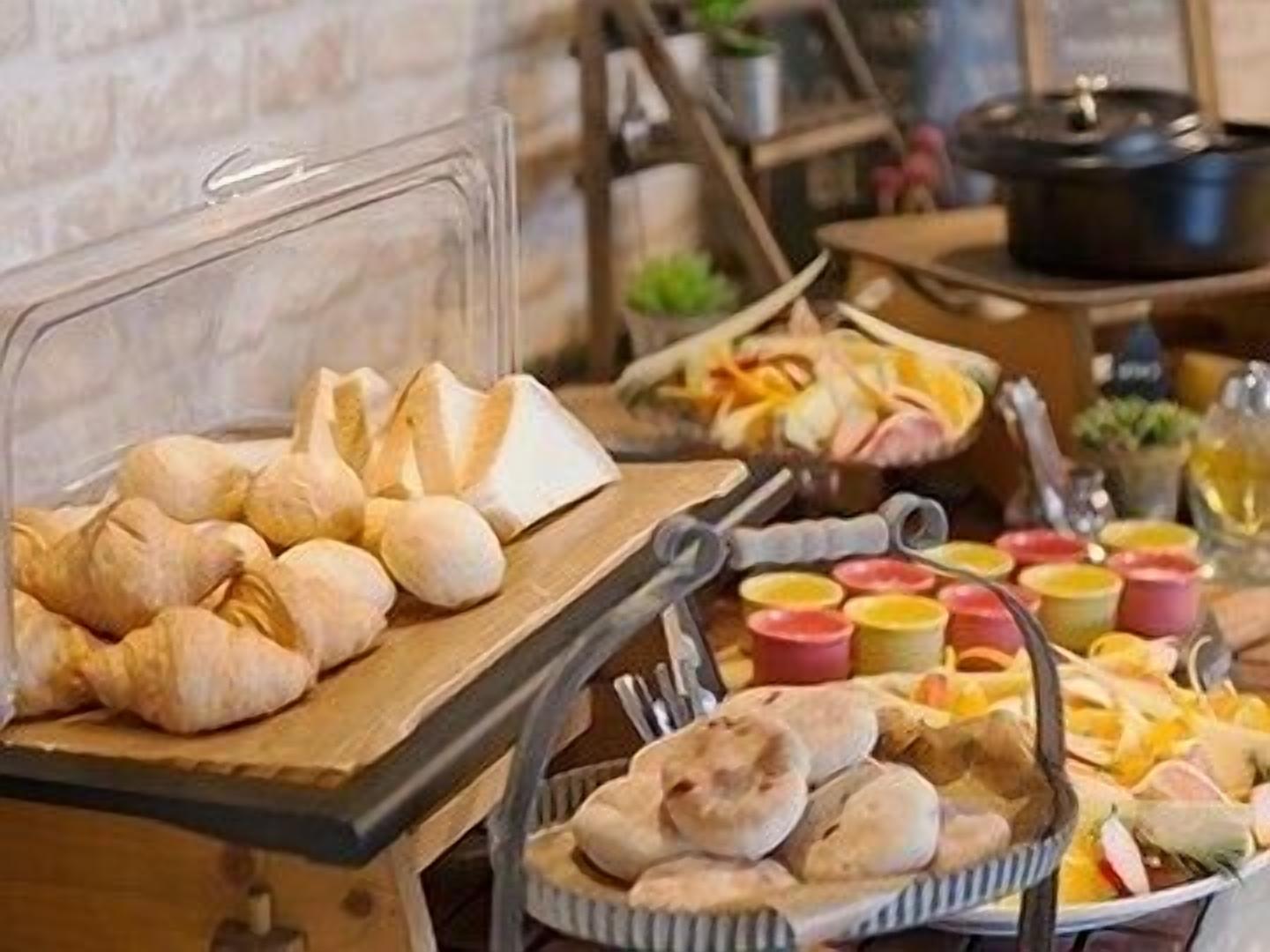 daily buffet breakfast (jpy 900 per person)