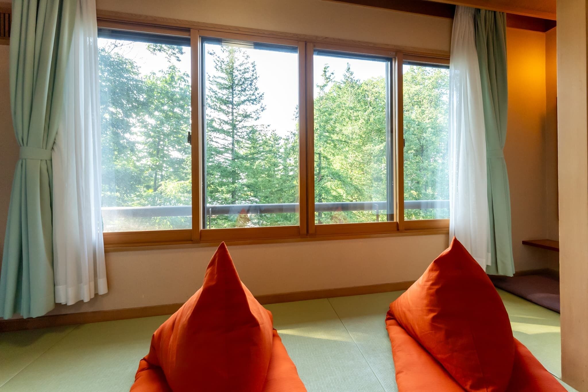 เครื่องนอนระดับพรีเมียม, ตู้นิรภัยในห้องพัก, ผ้าปูที่นอน