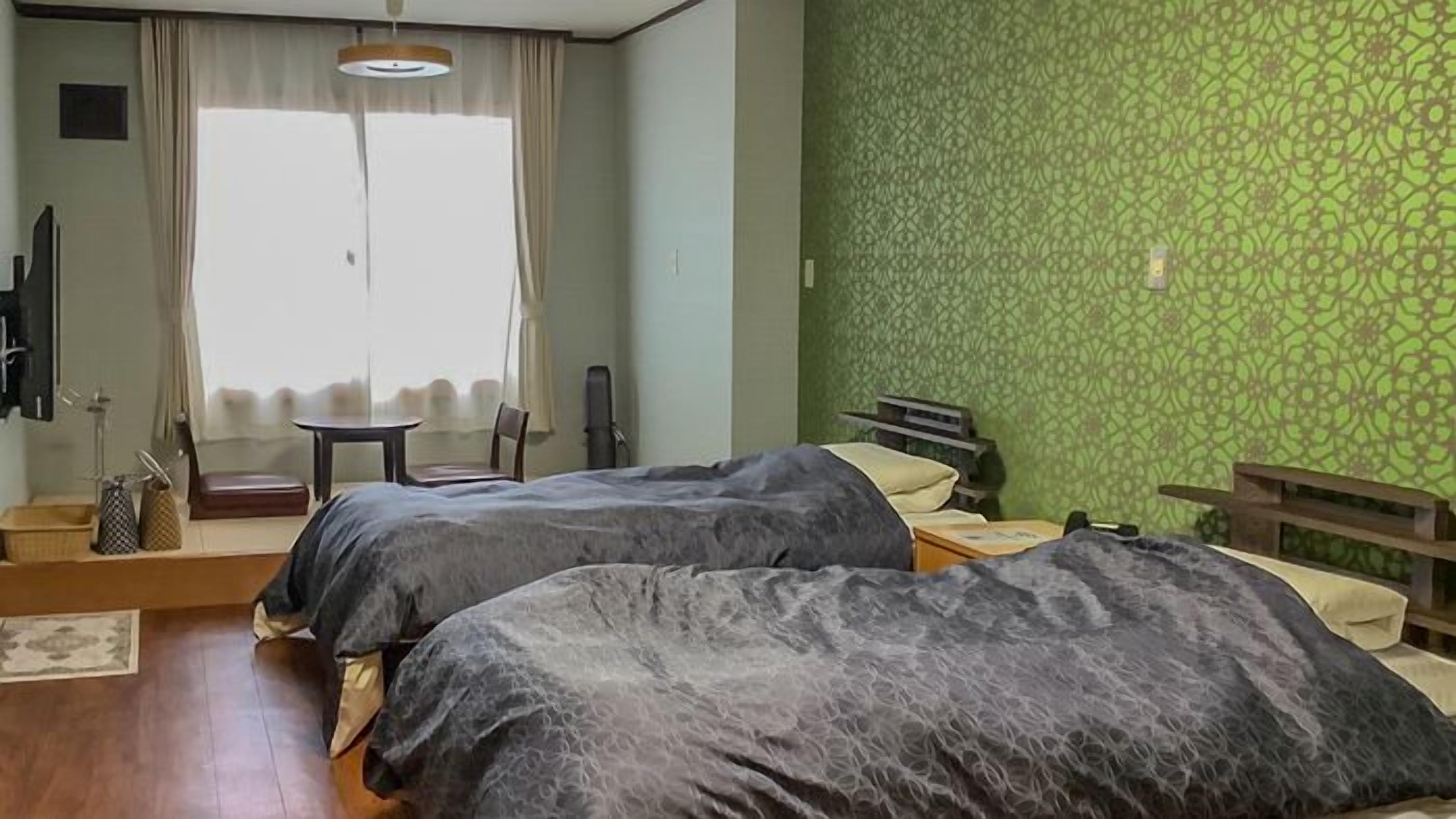 Ropa de cama de alta calidad y caja de seguridad en la habitación 