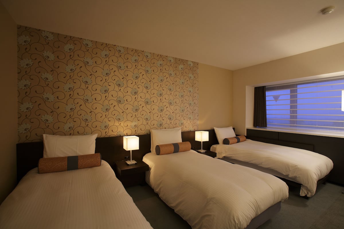 modern triple room | in-room safe, desk, free wifi