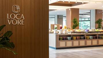 Petit déjeuner et dîner servis sur place