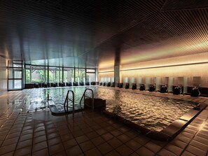 客房内保险箱、熨斗/熨板、免费 WiFi、床单